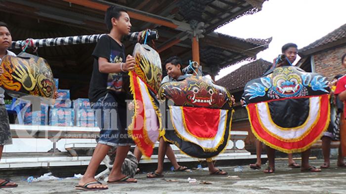 Tradisi Tektekan dalam menyambut Nyepi di desa adat Kediri