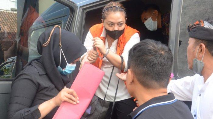 Terdakwa Eka Wiryastuti dijatuhi vonis pidana, karena dinyatakan terlibat melakukan suap Rp 600 juta dan 55.300 dolar Amerika terhadap dua pejabat Kementerian Keuangan dalam pengurusan Dana Insentif Daerah (DID) Kabupaten Tabanan anggaran 2018.