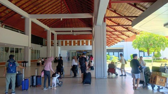 Suasana terminal keberangkatan domestik Bandara Internasional I Gusti Ngurah Rai Bali, Senin (15/4/2024) siang