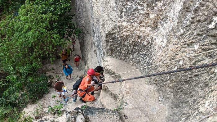 Tim SAR gabungan, mengevakuasi warga negara asing yang mengalami dislokasi pada kaki kanan di Diamond Beach, Nusa Penida, Kabupaten Klungkung, Minggu 2 Juli 2023.

Diperkirakan waktu kejadian sekitar pukul 13.45 Wita. Korban adalah WNA asal India dengan inisial DS (laki-laki usia 29 tahun).