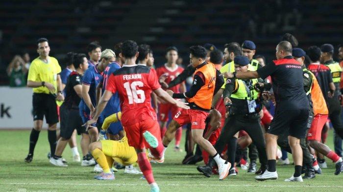 Para pemain dan tim pelatih dari Timnas Indonesia U22 serta Thailand terlibat dalam kericuhan yang terjadi pada laga final SEA Games 2023, Selasa, 16 Mei 2023.