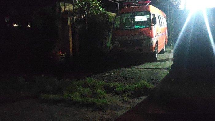 Ambulance Siaga Evakuasi - Warga di Jalan Sekar Tunjung XIV Banjar Kertagraha, Kesiman Kertalangu, Denpasar Timur, Denpasar, Bali, dikejutkan oleh bau busuk dari sebuah rumah kos setempat.


Setelah dicek, sumber bau busuk berasal dari salah-satu kamar di rumah kos Jl. Sekar Tunjung XIV No. 20.


Bau busuk itu kemudian diketahui berasal dari mayat penghuni kamar yang diduga sudah meninggal dunia yang diperkirakan lebih dari 7 hari, yang bernama Stevanus Evan Setio.