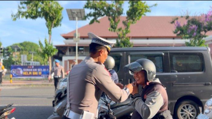 Satlantas Polres Jembrana saat menggelar operasi, dan membagikan helm gratis kepada pengendara di wilayah Kota Negara, Jembrana.
