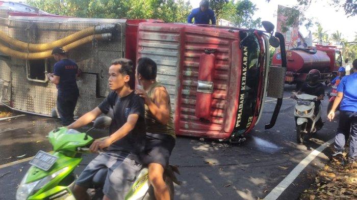 DAMKAR KECELAKAAN - Mobil pemadam kebakaran Karangasem kecelakaan di jalan raya Desa Abang, Kecamatan Abang, Karangasem, Selasa (3/10). Mobil tersebut hendak menuju Banjar Peselatan, Desa Labasari, Kecamatan Abang untuk memadamkan kebakaran lahan.