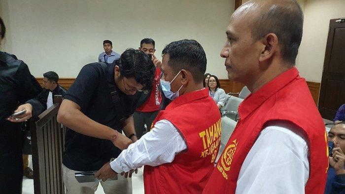 SIDANG - Terdakwa Dr Nyoman Putra Sastra (foto kiri) menjalani sidang kasus dugaan korupsi SPI Unud di Pengadilan Tipikor Denpasar, Jumat (20/10). Terdakwa I Ketut Budiartawan (kiri) dan I Made Yusnantara (kanan) saat menjalani sidang terpisah.