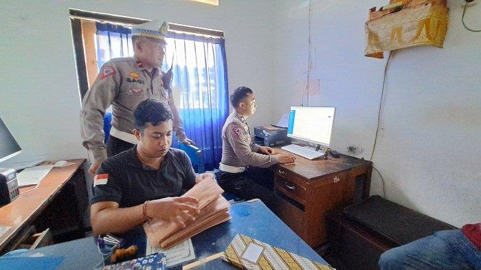 Operator tunjukkan pelanggaran yang tertangkap kamera ETLE. Jumat (14/6/2024).