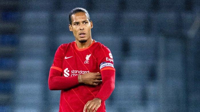 Bek Liverpool Virgil van Dijk dalam laga ujicoba Hertha Berlin vs Liverpool, di Stadion Tivoli NEU pada Jumat, 30 Juli 2021 dini hari. The Reds mesti takluk dengan skor 4-3 dari klub Liga Jerman tersebut.