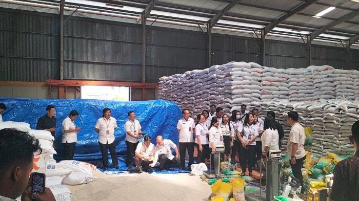 PANTAU BERAS - Tim Pengendalian Inflasi Daerah (TPID) Kota Denpasar memantau stok beras di Gudang Bulog Sempidi Badung, Rabu (18/9). Hasil pemantauan, stok beras cukup hingga 4 bulan mendatang.
