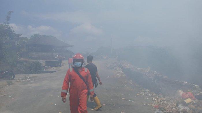 KEBAKARAN SAMPAH - Asap mengepul di lokasi pembuangan sampah sementara di Dusun Lepang, Desa Takmung, Kecamatan Banjarangkan, Klungkung. Kebakaran sering terjadi terutama musim kemarau. Sampai sekarang belum ada solusi untuk mengatasi permasalahan tersebut.