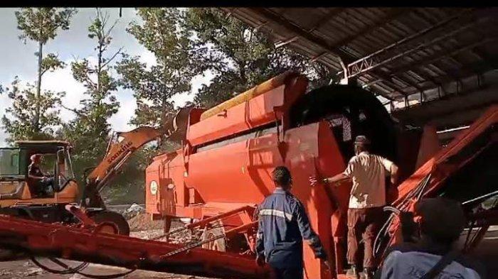 OLAH SAMPAH – Petugas mencoba mesin pengolahan sampah menjadi RDF di TPA Peh, Desa Kaliakah, Kecamatan Negara, Jembrana, Selasa (9/7). Mesin tersebut segera beroperasi dengan target awal mampu mengolah 50 ton sampah per hari.