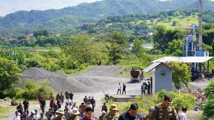 EKSEKUSI LAHAN - Pemrov Bali melakukan eksekusi terhadap dua perusahaan, yang didirikan di kawasan PKB (Pusat Kebudayaan Bali) di Eks Galian C Klungkung, Selasa (8/4). 