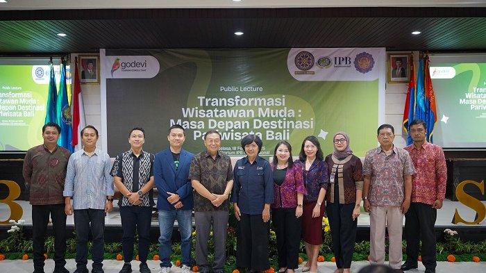 DISKUSI -  Godevi yang dikenal sebagai konsultan pariwisata di Bali, mengundang para ahli dari berbagai institusi dan pemangku kepentingan membahas bagaimana preferensi wisatawan di Bali dalam acara Public
Lecture “Transformasi Wisatawan Muda: Masa Depan Pariwisata Bali”.