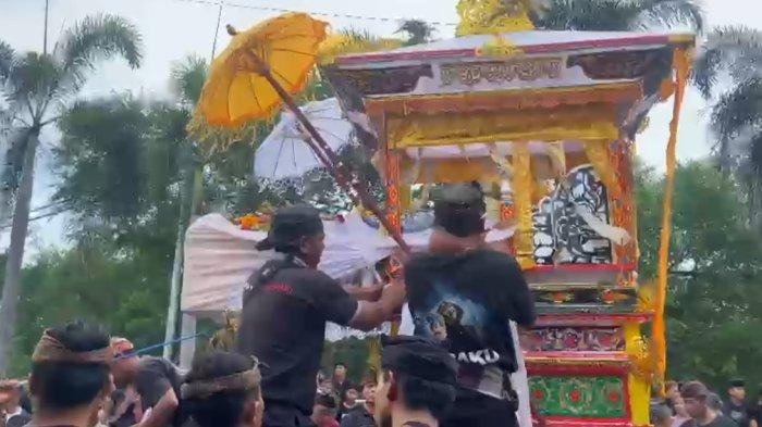 NGABEN -  Upacara pengabenan almarhum I Putu Esa Ananta Veda (16) dilaksanakan di Setra Desa Adat Gilimanuk, Kecamatan Melaya, Jembrana, Jumat (14/2).

Selain pihak keluarga dan kerabat, perwakilan OSIS (Organisasi Siswa Intra Sekolah), teman sekelasnya, wali hingga seluruh siswa SMAN 1 Melaya yang berasal dari Gilimanuk ikut mengantarkannya.