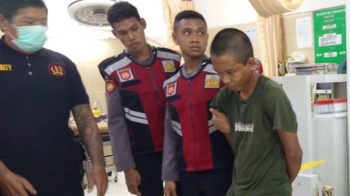 SOSOK - Pelaku begal di Kawasan Bukit Tengah, Desa Pesinggahan, Klungkung saat diamankan aparat kepolisian, Senin (24/3/2025) lalu.