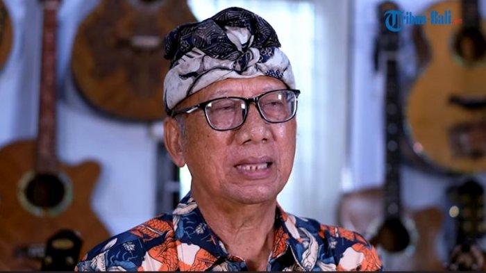 Di balik kesuksesan Blueberry Guitar adalah seorang maestro ukir bernama I Wayan Tuges, luthier dan pengukir dengan segudang ide kreatif.


Pria berusia 72 tahun ini telah menekuni seni ukir sejak kecil, meneruskan tradisi keluarga pemahat yang diwariskan dari kakek dan ayahnya.