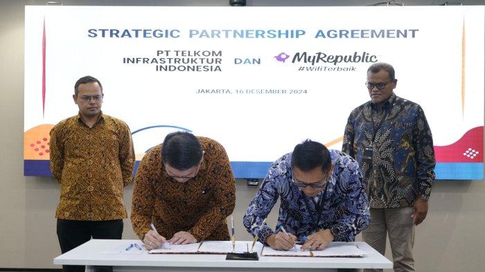 (Kiri ke Kanan) Chief Technology Officer MyRepublic Hendra Gunawan, Chief Executive Officer MyRepublic Timotius Max Sulaiman, Direktur Utama TIF I Ketut Budi Utama, dan Direktur Planning & Operations TIF Suharyoto saat melakukan penandatanganan kerja sama strategis antara PT Telkom Infrastruktur Indonesia (TIF) dan PT Eka Mas Republik (MyRepublic) di Telkom Landmark Tower, pada Senin (16/12).