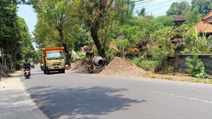 Material berupa pasir proyek normalisasi saluran drainase di jalur Ir Soekarno, wilayah Desa Tamanbali, Bangli. Rabu (11/10/2023). Proyek dinas PUPR Provinsi ini ngadat, karena sejak dua pekan tidak ada aktifitas pekerjaan.