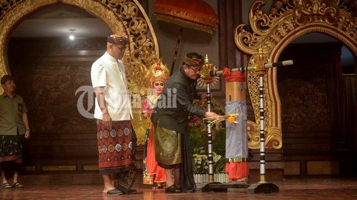 Koster Beri Hadiah Pribadi untuk Pemenang Utsawa Dharma Gita XXXII Bali