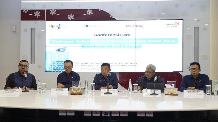 (Kiri ke Kanan) Staf Khusus bidang Strategi Komunikasi dan Hubungan Publik Kementerian BUMN RI Arya Sinulingga, Direktur Utama Telkomsel Nugroho, Direktur Utama Telkom Ririek Adriansyah, Direktur Network and IT Solution Telkom Herlan Wijanarko, dan Direktur Network Telkomsel Indra Mardiatna saat memberikan pemaparan pada Konferensi Pers Kesiapan TelkomGroup dalam rangka Natal 2024 dan Tahun Baru 2025 di TelkomGroup Integrated Operation Center (TIOC), pada Senin (16/11).