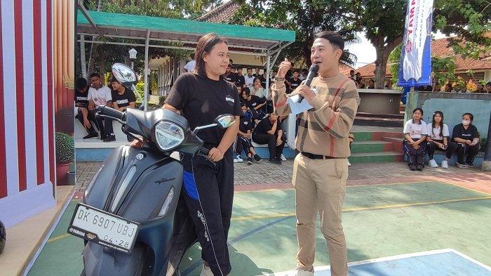 Ratu Ayu Astri Desiani/ Salah satu siswa SMA Negeri Singaraja saat tes drive motor Yamaha Fazzio dalam event My Classy School, Jumat (26/4).