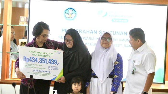 Direktur Kepesertaan BPJS Ketenagakerjaan (BPJamsostek), Zainudin, bersama Sekretaris Jenderal Kementerian Pendidikan, Kebudayaan, Riset dan Teknologi (Kemendikbudristek) Suharti, serahkan santunan kematian dan manfaat beasiswa pendidikan sebesar Rp434 juta kepada ahli waris atau keluarga pegawai PPNPN (Pegawai Pemerintah Non Pegawai Negeri) Biro Umum Kemendikbudristek di Kantor Kemendikbudristek Jakarta, Senin (18/9).
