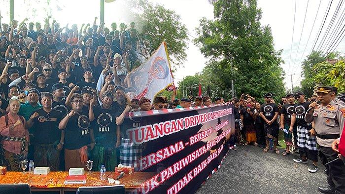 DEMO – Ratusan driver yang tergabung Forum Perjuangan Driver Pariwisata Bali menggelar aksi demonstrasi ke Kantor DPRD Bali pada, Senin (6/1). Anggota PDPB menyampaikan aspirasi.
