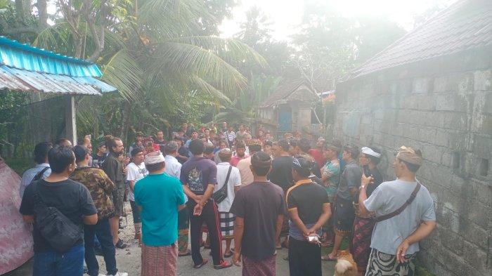 TUTUP AKSES - Krama Desa Adat Bedulu, Blahbatuh, Gianyar, Bali menutup akses jalan menggunakan spanduk, Rabu (10/7). Lahan tersebut adalah tanah pelaba desa. Krama menuntut transparansi harga sewa kepada pengurus adat yang lama.