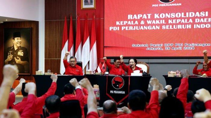 Songsong Pilkada - Ketum PDIP Megawati saat memimpin rapat konsolidasi partai di Sekolah Partai, Lenteng Agung, Jakarta Selatan, Jumat (26/4) membahas persiapan Pilkada.
