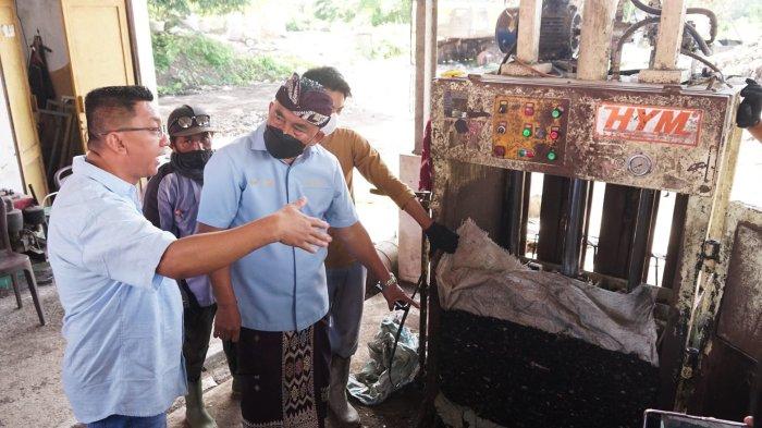 Bantuan mesin pengolahan sampah menjadi RDF, di kabupaten Jembrana dari PT Wisesa Global Solusindo mulai diujicobakan di TPA Peh, Desa Kaliakah, Kamis (11/7/2024).

Bupati Jembrana, I Nengah Tamba, hadir melihat langsung uji coba mesin serta juga secara langsung mencoba menyalakan mesin yang memiliki kapasitas pengolahan sampah hingga 300 ton per hari ini.