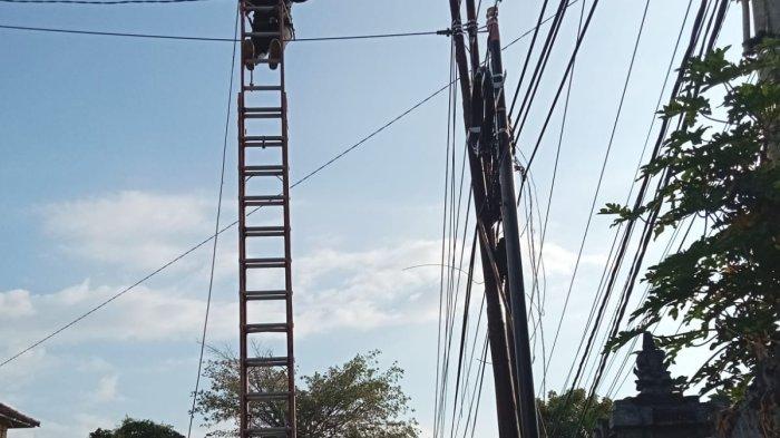 PERBAIKI – Petugas Dishub Buleleng saat perbaiki PJU di ruas jalan Celukan Bawang hingga Singaraja jelang lomba gerak jalan 45 KM, kemarin. Peserta gerak jalan akan melintas sepanjang ruas jalan Celukan Bawang hingga Kota Singaraja.