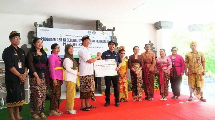 Simbolis penyerahan asuransi dan buku bacaan kepada perwakilan sekolah dari Pertalife Insurance.