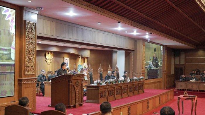 Pelaksanaan Rapat Paripurna dipimpin Ketua DPRD Badung Putu Parwata yang didampingi dua wakilnya Wayan Suyasa dan Made Sunarta beserta anggota DPRD Badung pada Selasa 16 Juli 2024.