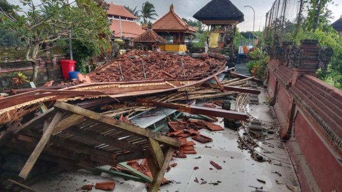 BALE GONG - Kondisi bangunan bale gong di Pura Prajepati, Desa Adat Baha, Mengwi Badung pada Jumat 7 Februari 2025.