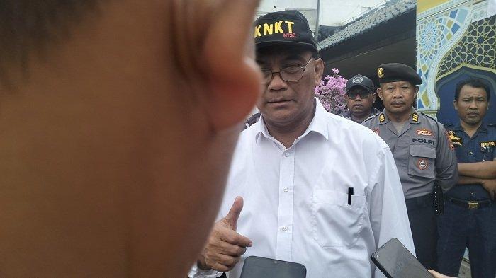 Ketua KNKT, Soerjanto Tjahjono saat berkunjung ke Posko SAR Gabungan Gilimanuk serta memberikan keterangan mengenai proses penanganan insiden KMP Tunu Pratama Jaya di Gilimanuk, Senin 7 Juli 2025.