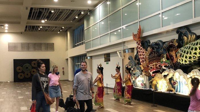 Penampilan tari pendet menyambut kedatangan wisatawan mancanegara pada awal tahun 2025 di Bandara Internasional I Gusti Ngurah Rai Bali.