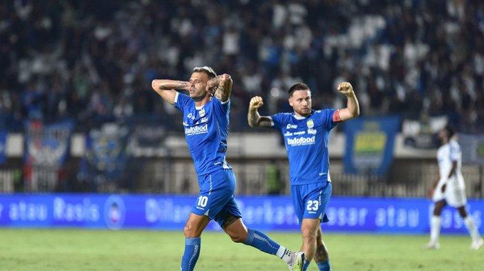 Tyronne del Pino merayakan gol saat Persib Bandung vs PSIS Semarang berakhir dengan skor 2-1.