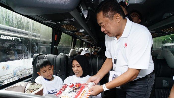 Direktur Utama Telkom Ririek Adriansyah, saat Seremoni pelepasan keberangkatan para peserta Mudik Bersama BUMN 2025 di Gelora Bung Karno (GBK), Jakarta, pada Kamis (27/3).