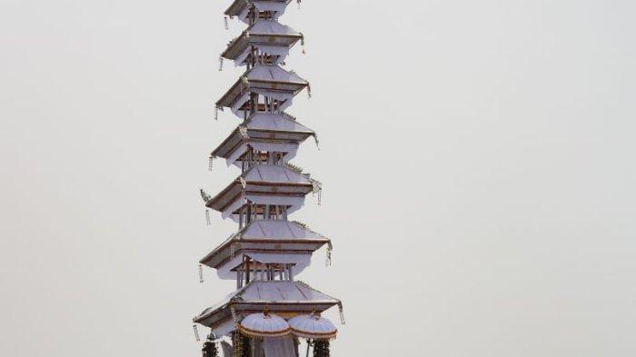 BADE - Puncak upacara palebon Palinggih Dane Jero Gede Kawanan (Alitan) Batur yang digelar pada Jumat, 24 Januari 2025, menjadi momen penuh makna spiritual dan budaya.