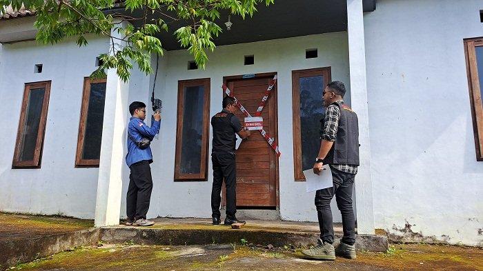 Disegel - Penyidik Kejati Bali saat melakukan penyegelan rumah bersubsidi PT Pacung Permai Lestari, Kamis (13/3/2025). Hingga kini total sudah 58 rumah bersubsidi yang disita oleh Kejati Bali. 