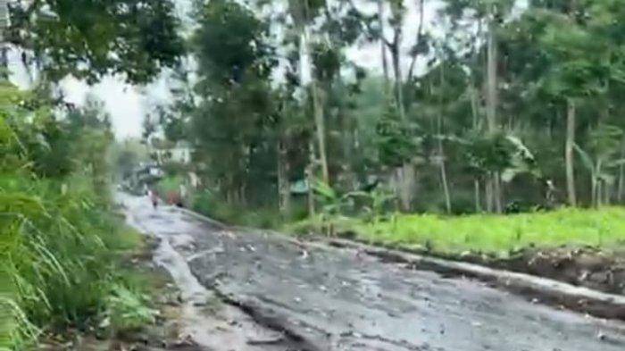 Kondisi jalan rusak yang menghubungkan antara wilayah Batusesa-Batang-Angsoka (Desa Besakih-Menanga) Karangasem. 