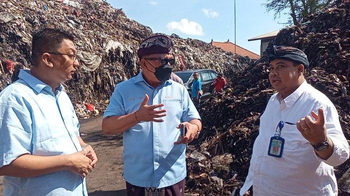 UJI COBA - Suasana saat proses ujicoba pengolahan sampah di TPA Peh, Desa Kaliakah, Kecamatan Negara, Jembrana, Kamis (11/7). Untuk mendukung operasional pengolahan sampah menjadi RDF ini, Pemkab Jembrana bakal kembali menyuntikkan anggaran Rp 1,5 miliar pada APBD Perubahan 2024.