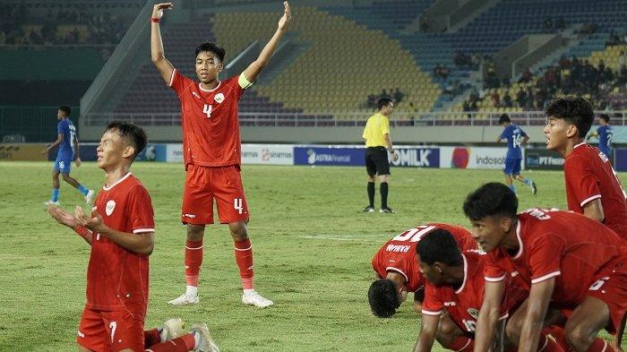 Timnas U-17 Indonesia lolos ke Piala Asia U-17 2025 setelah bemain imbang 0-0 melawan Australia pada laga akhir Grup G fase kualifikasi di Stadion Abdullah Al Khalifa, Kuwait, Minggu (27/10) malam. Namun kelolosan Tim Garuda Muda menyisakan kontroversi.