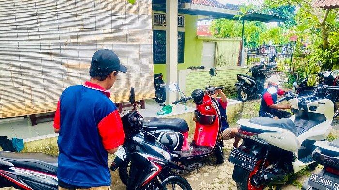 CUCI KENDARAAN - Para WBP saat melaksanakan tugasnya pada jasa layanan cuci kendaraan di areal Rutan Kelas IIB Negara, Jembrana, Jumat (21/2).