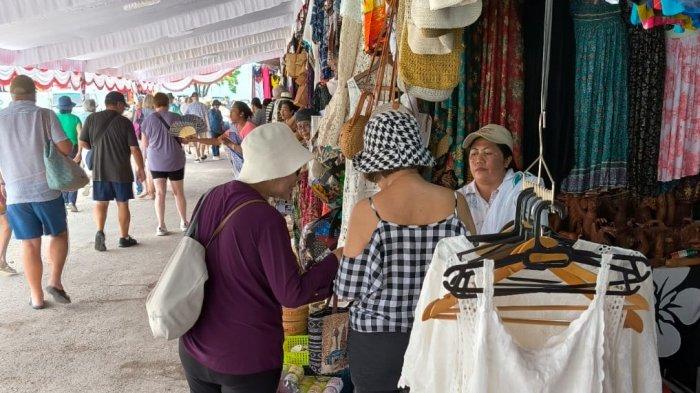 WISMAN - para Wisatawan Mancanegara saat melancong di beberapa destinasi unggulan Kabupaten Buleleng. Pada tahun 2025, Dinas Pariwisata Buleleng menargetkan kunjungan wisatawan mancanegara menebus angka 700 ribu orang. 