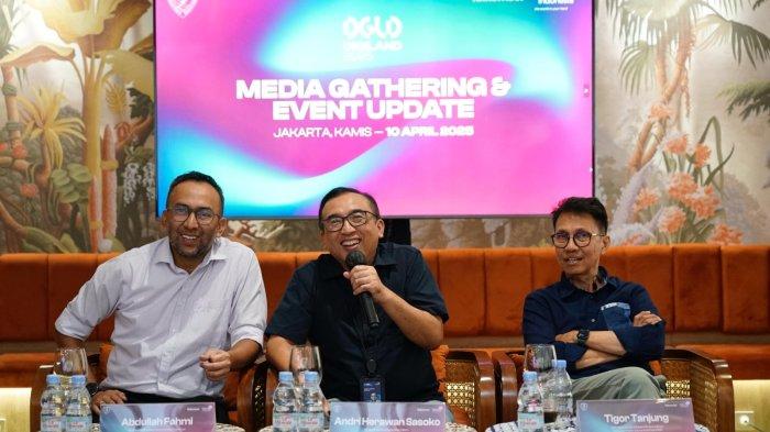(Dari Kiri ke Kanan) VP Brand & Marketing Communication Telkomsel Abdullah Fahmi, VP Corporate Communication Telkom Andri Herawan Sasoko, dan Sekretaris Jenderal PB PASI Tigor Tanjung.