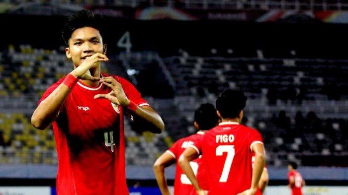 RE-RISK ASSESSMENT - Dirpamobvit Polda Bali, Kombes Pol Musni Arifin dan jajarannya bersama panitia penyelenggara Stadion Dipta foto Bersama setelah melakukan tahapan Re-Risk Assessment di Stadion Kapten I Wayan Dipta, Gianyar, Kamis (18/7).