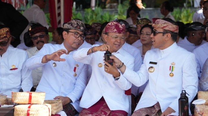 HARI PERTAMA KERJA - Gubernur Bali, I Wayan Koster, menjadi pembina upacara pada Apel Peringatan HUT ke-237 Kota Denpasar, pada hari pertamanya bertugas sebagai Gubernur Bali periode 2025-2030 di Lapangan Lumintang, Kamis (27/2/2025) pagi.