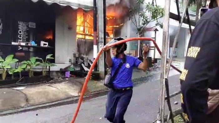 Kebakaran - Petugas Damkar berupaya memadamkan api yang membakar warung burger di Jalan Kecubung, Kota Semarapura, Klungkung, Jumat (31/1/2025).