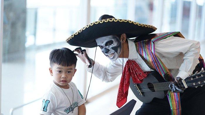 HALLOWEEN – Penari berkostum khas Halloween atraksi di area Bandara Internasional I Gusti Ngurah Rai, Kamis (31/10) kemarin. Dekorasi dan atraksi tema Halloween ini dihadirkan PT Angkasa Pura Indonesia untuk memberikan perjalanan berkesan kepada para penumpang.