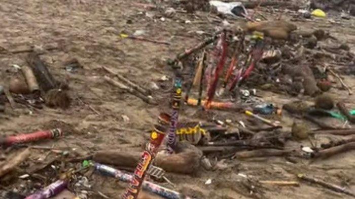 SAMPAH - Setelah malam perayaan pergantian tahun berakhir, pesisir pantai dari Seminyak, Legian dan Kuta (Samigita) dipenuhi sampah selongsong kembang api pada Rabu (1/1). Sampah selongsong kembang api itu pun tampak berserakan dan ada yang masih ditancapkan di pasir.